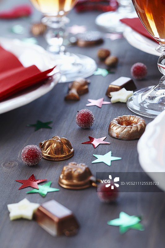 圣诞晚餐桌上的小蛋糕模具图片素材