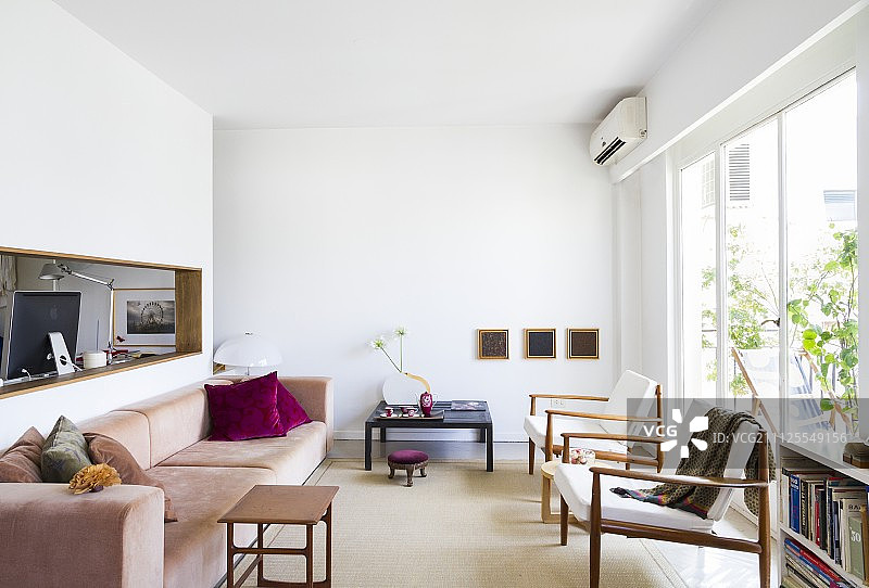 极简主义，白色内饰，粉彩沙发和扶手椅对面的边桌和玻璃墙;以研究的眼光孵化图片素材