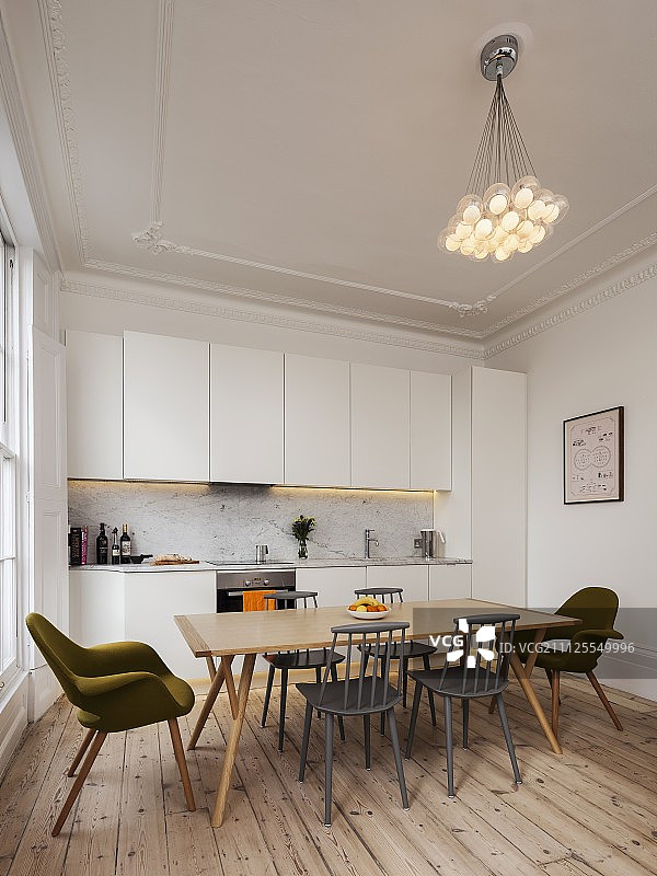 在经过翻新的公寓里，配有简单的白色厨房，木地板，复古风格的用餐区和设计师吊灯，天花板上挂着灰泥饰带图片素材
