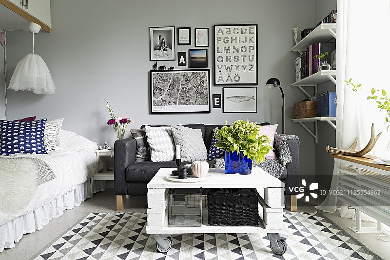 微妙的，灰色和白色的内部与一些五颜六色的口音;瑞典，紧凑的学生公寓，有床和座位区图片素材