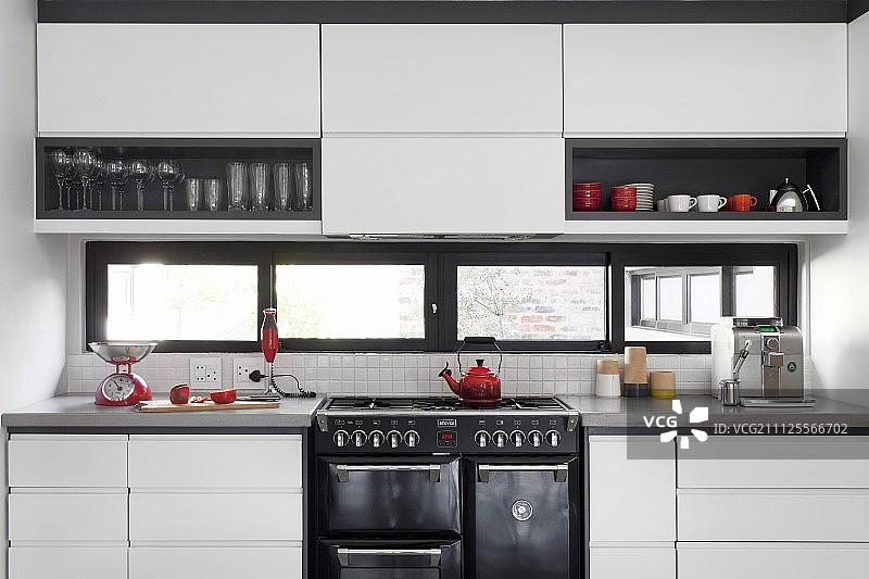 现代配备厨房，白色，触摸打开的前和黑色口音提供壁龛内饰和窗框图片素材