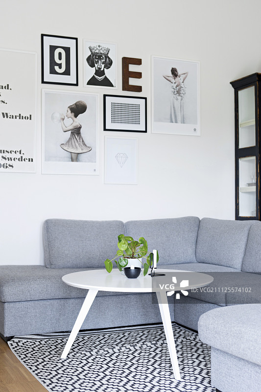 白色，复古的边桌，黑白图案的地毯在灰色的角落沙发前面图片素材