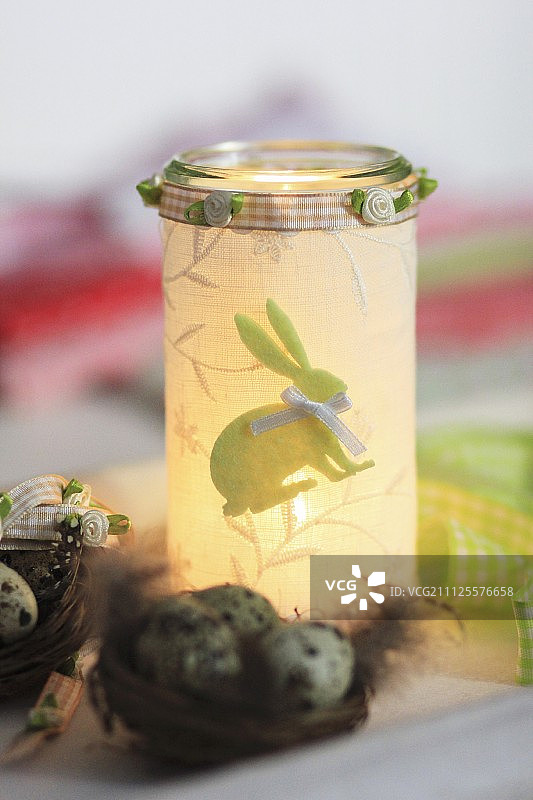 蜡烛灯笼覆盖织物剪纸与毛毡复活节兔子主题图片素材