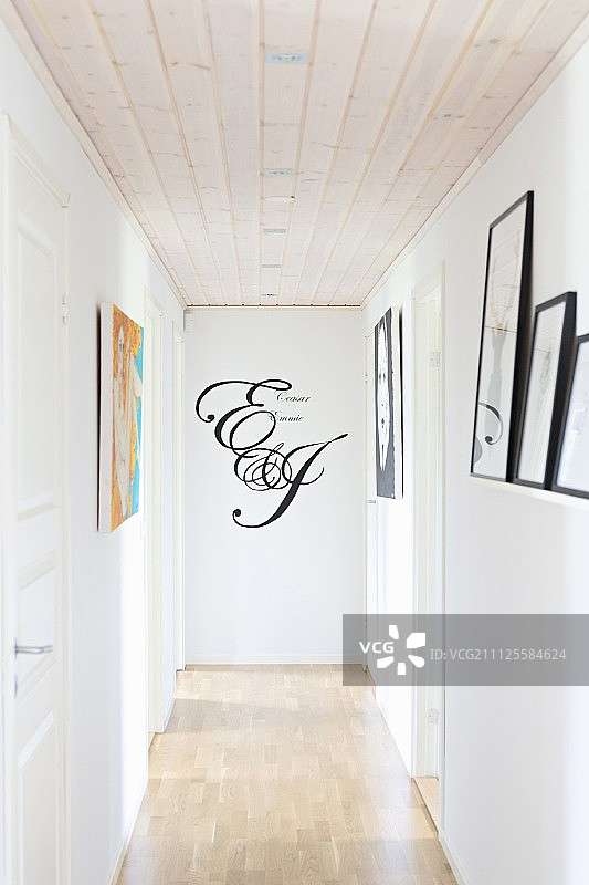 狭窄的走廊，木地板和天花板，墙上写着格言图片素材