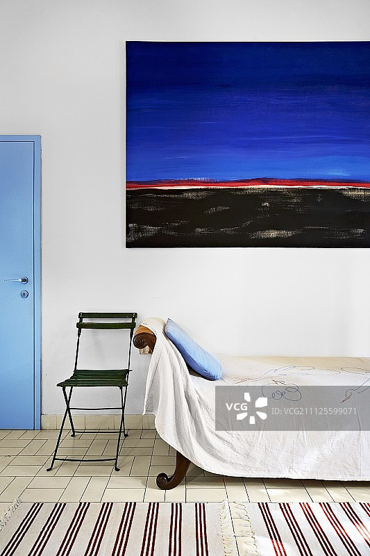 复古的沙发床，毯子和阳台椅子下面的现代艺术品在地中海的氛围图片素材