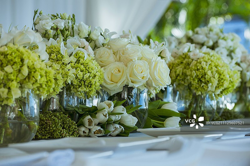 婚礼餐桌上摆放着各种鲜花的玻璃花瓶图片素材