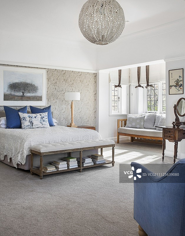 宽敞，乡村风格的卧室与蓝色口音图片素材