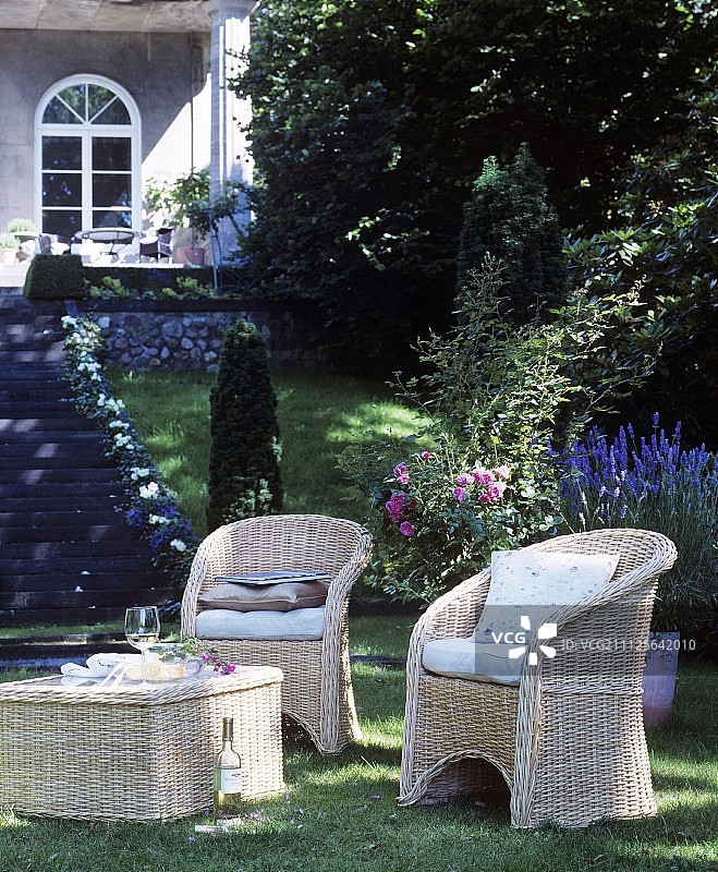 柳条家具在经典的夏季花园背阴休息区图片素材