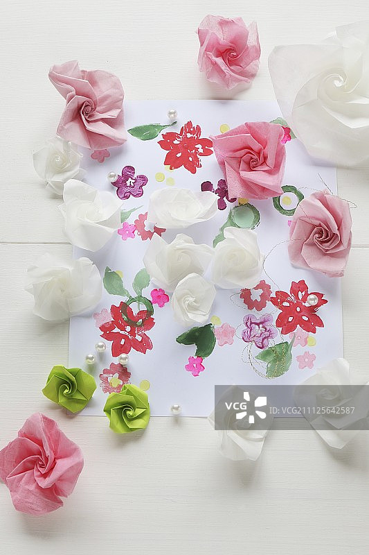 纸玫瑰印在印有鲜花的纸上图片素材