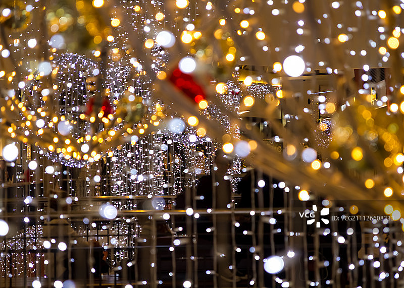 百货商店里装饰的圣诞彩灯图片素材