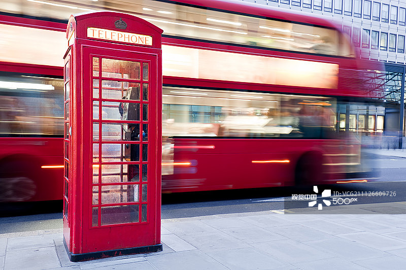 红色电话亭和红色巴士。伦敦的象征。图片素材