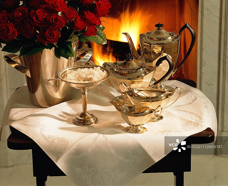 银茶具;壁炉前的桌子图片素材