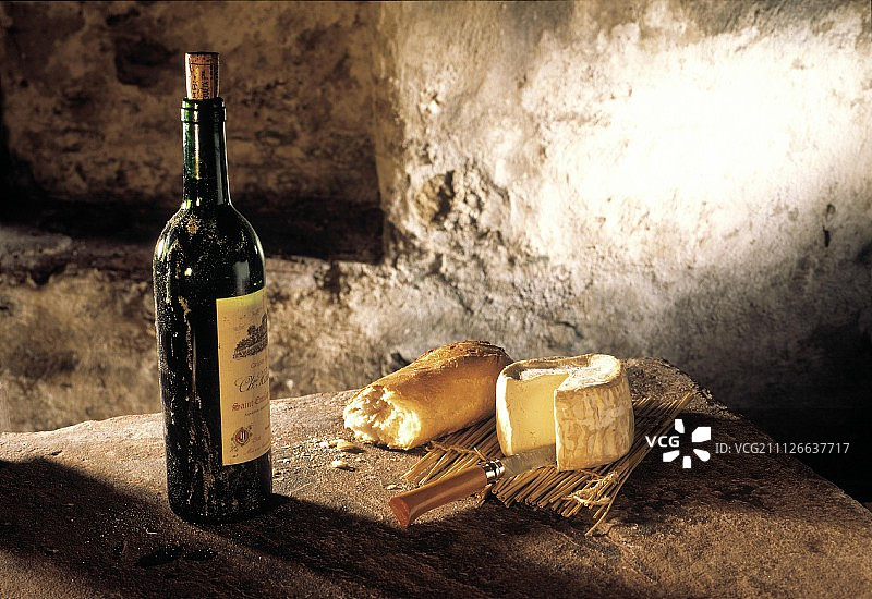 红酒配法式面包和奶酪图片素材