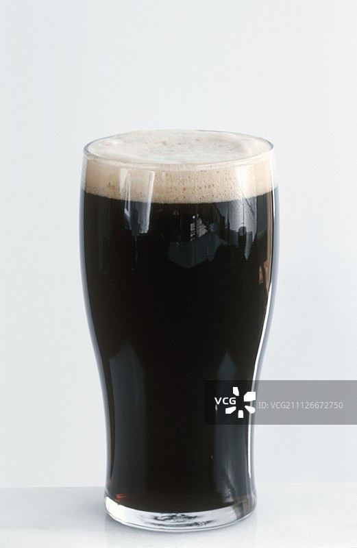 用玻璃杯装的黑啤酒图片素材