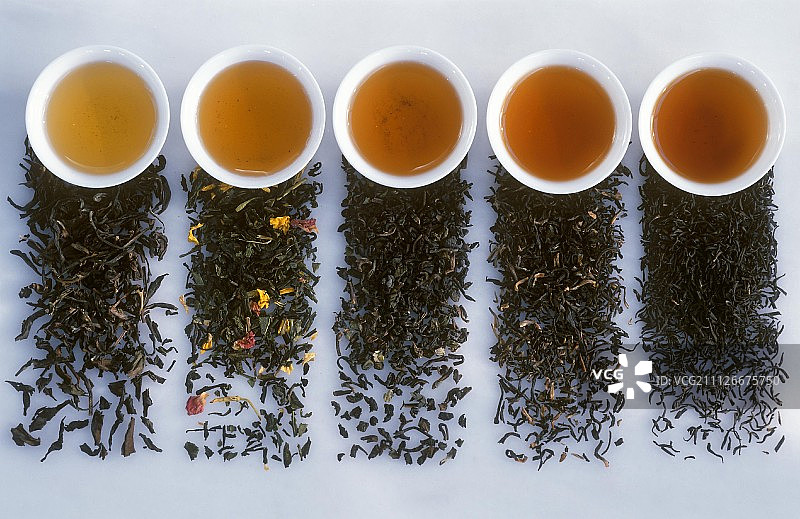 各种各样的小碗红茶与相关的茶叶图片素材