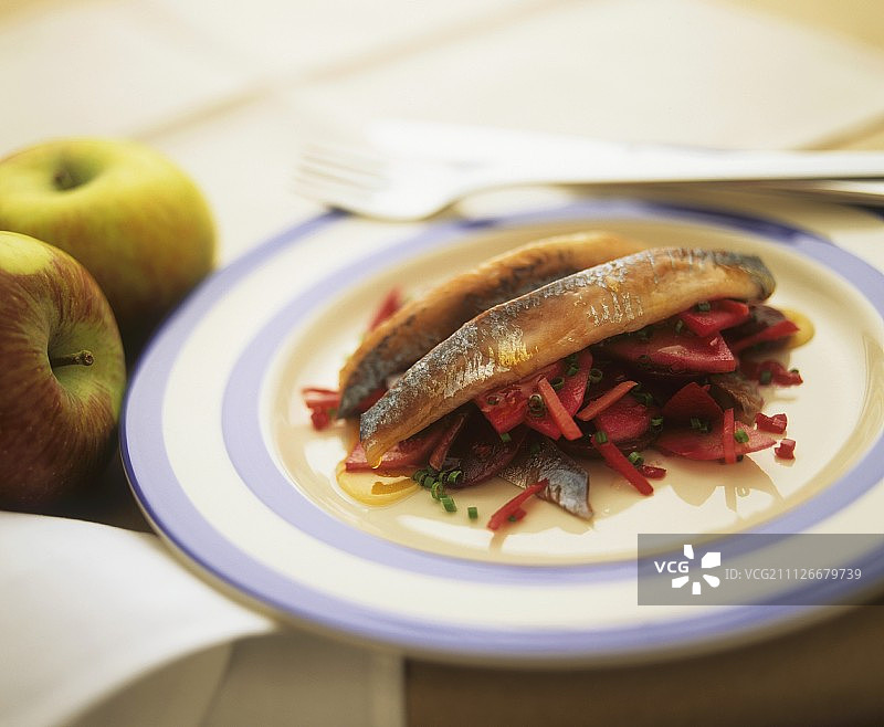 甜菜根和苹果果盘拌鲱鱼图片素材