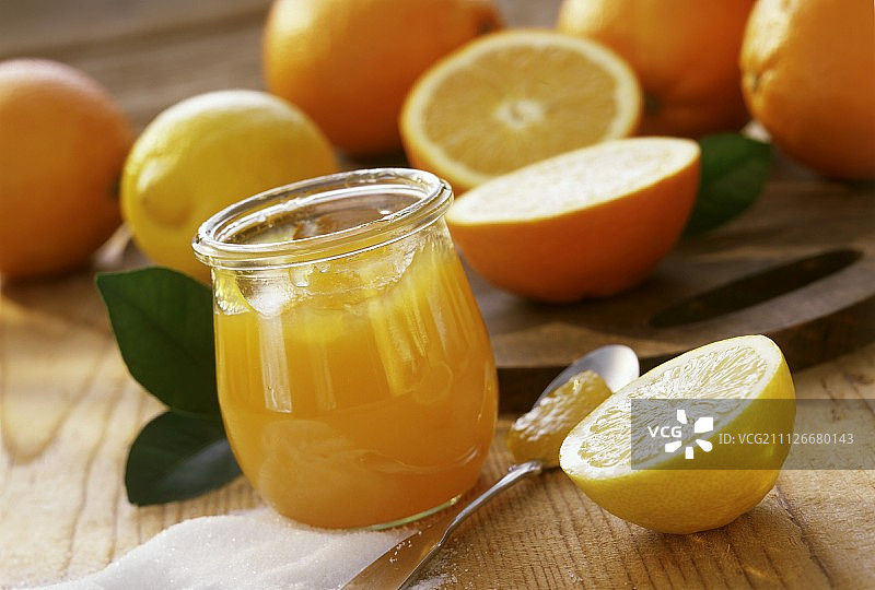 装在罐子里的柠檬橙果冻;新鲜的柑橘类水果图片素材