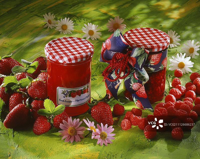 装在罐子里的草莓和覆盆子果酱图片素材