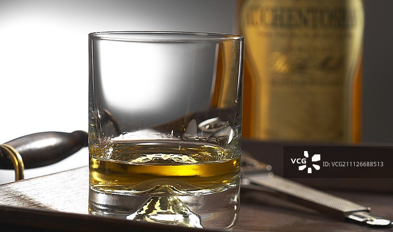 玻璃杯和瓶子装的威士忌图片素材