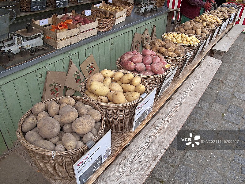 市场上各种各样的篮子里的土豆图片素材