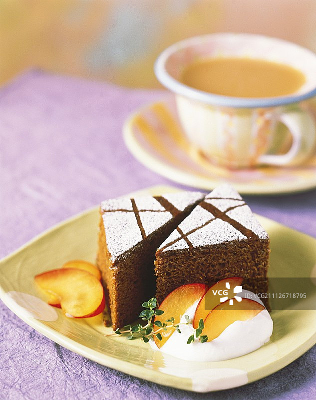 两块糖粉巧克力蛋糕;水果图片素材