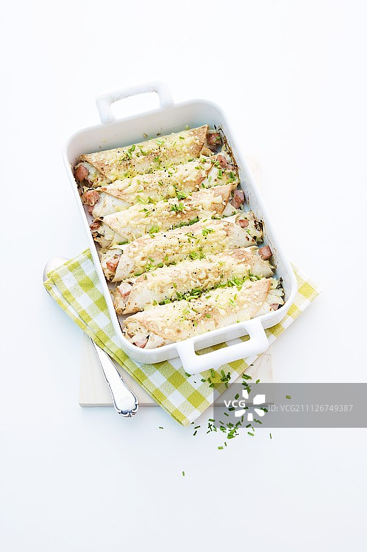 烤玉米饼Leberkäse(牛肉和猪肉卷)，泡菜和韭菜图片素材