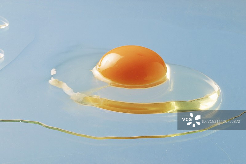 用玻璃盘子盛蛋黄和蛋白图片素材
