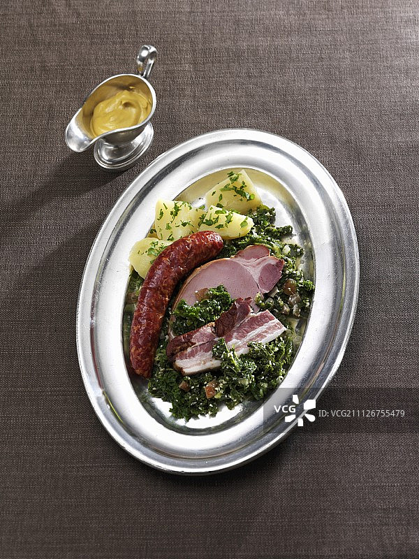 甘蓝加Kasseler(腌猪肉)和Pinkel(熏香肠，腌肉和香料)图片素材