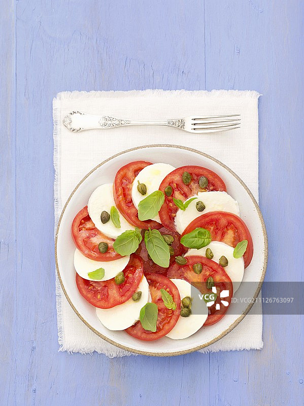 番茄配马苏里拉奶酪、酸豆和罗勒图片素材