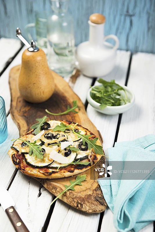 迷你蔬菜披萨配橄榄和火箭图片素材