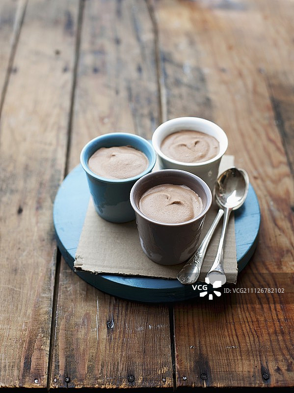 三杯自制巧克力冰淇淋图片素材