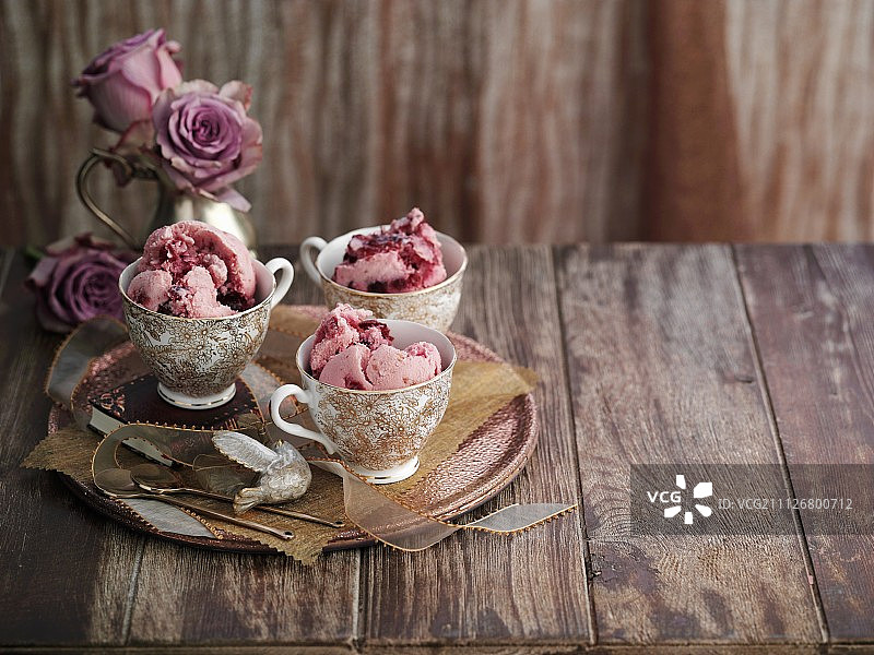 老式杯子装的樱桃冰淇淋图片素材