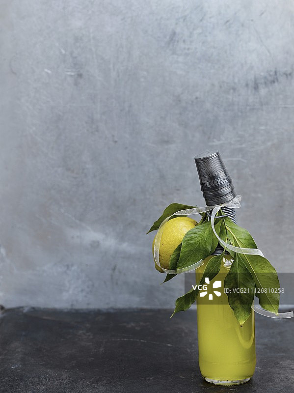 自制柠檬酒，用柠檬和叶子装饰图片素材
