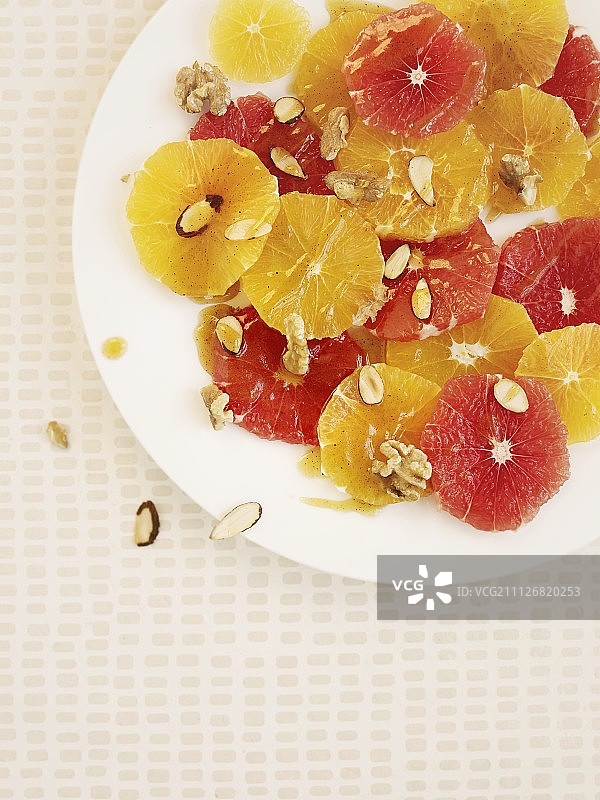 橙子沙拉配蜂蜜、杏仁和核桃(从上面看)图片素材