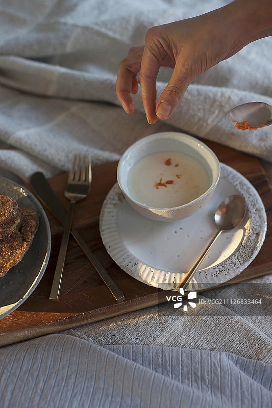 床上早餐:法式吐司配肉桂和柑橘酸奶图片素材