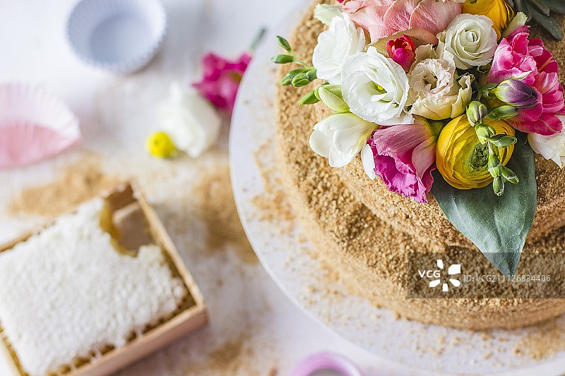 用五颜六色的花朵装饰的俄罗斯蜂蜜蛋糕图片素材
