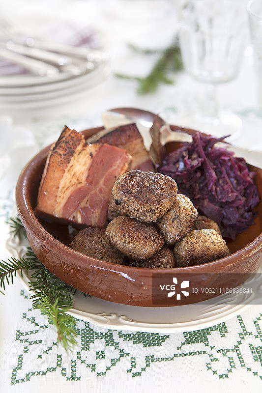 圣诞的肉丸，红卷心菜和火腿图片素材