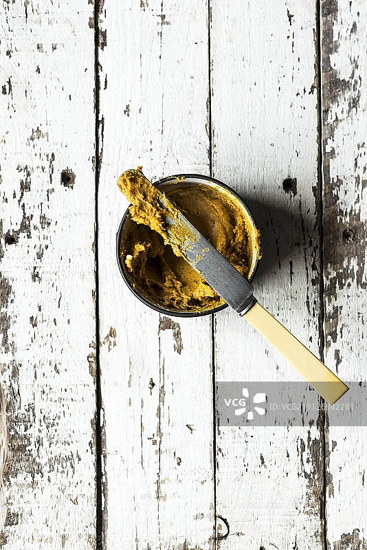 马沙拉大蒜黄油在盘子里用刀(从上面看)图片素材