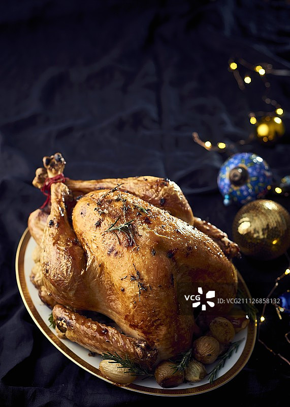 培根，鼠尾草和姜饼填充火鸡烤制圣诞节图片素材