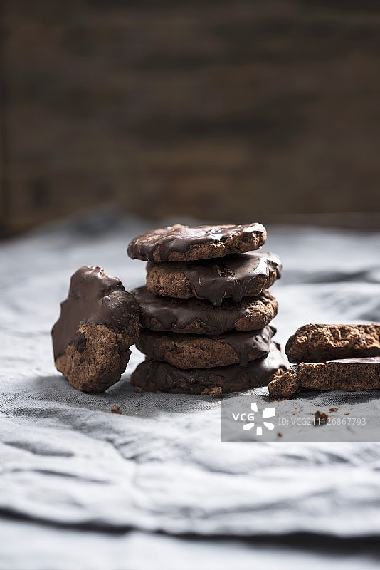 纯素巧克力碎曲奇配黑巧克力和牛轧糖图片素材