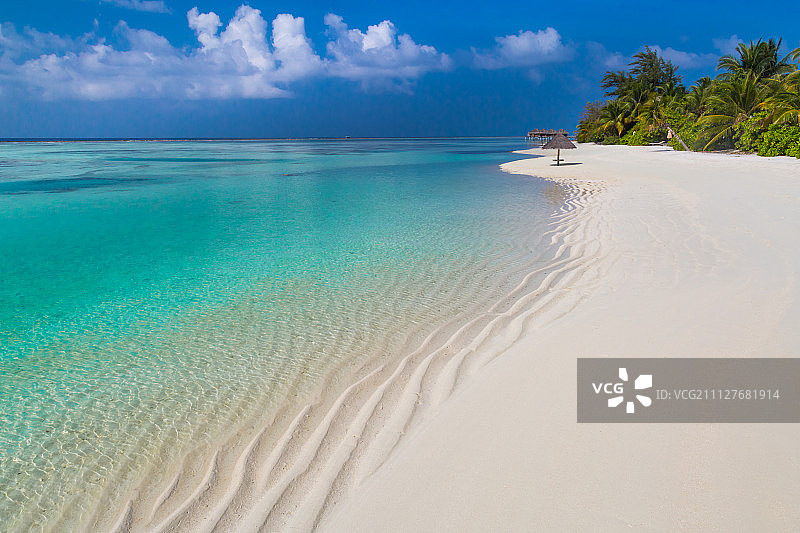 马尔代夫海滩，蓝天，泻湖和棕榈树图片素材