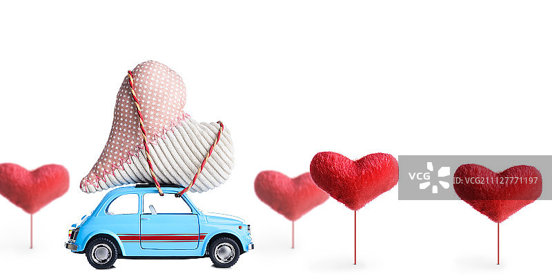 复古玩具车和情人节的心图片素材