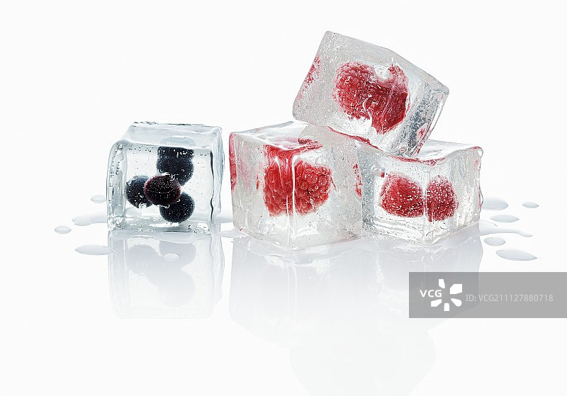 加蓝莓和覆盆子的冰块图片素材