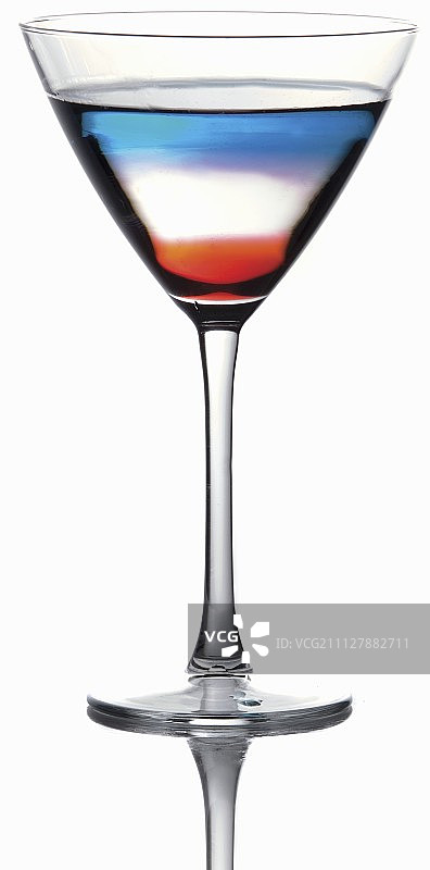 红色，白色和蓝色分层的pousse-café鸡尾酒在马提尼杯图片素材