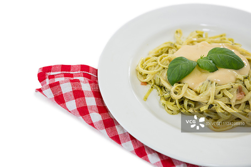 近距离烹饪意大利面在盘子上的白色背景图片素材