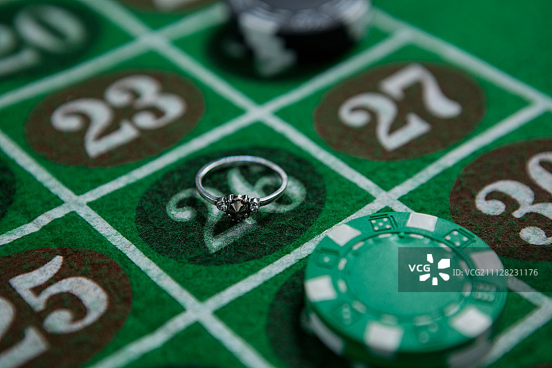 轮盘赌桌上的戒指和筹码的特写图片素材