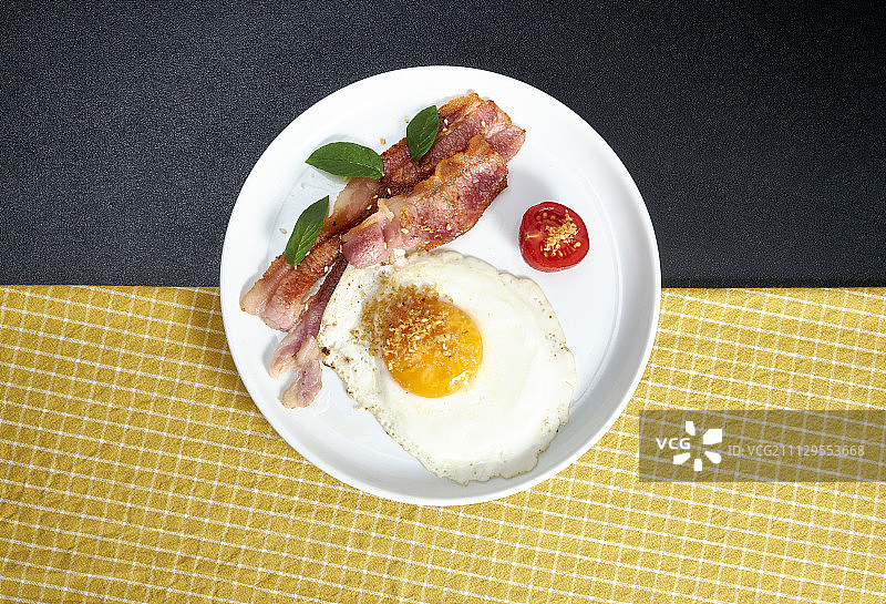 培根煎蛋伴侣早餐图片素材