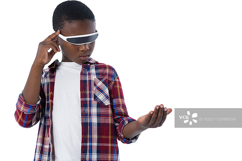 男孩在白色背景下戴着虚拟现实眼镜图片素材