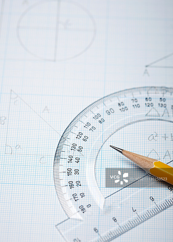 一个工作室拍摄的尺子和铅笔与数学公式在背景图片素材