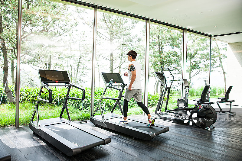 一个成年人在度假村的健身房里享受锻炼图片素材